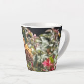 Papillon Comma sur une Mug Latte de Fleur Rudbecki (Angle droit)