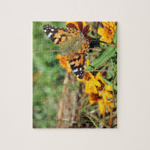 Papillon de la dame peint sur Zinnia Jigsaw Puzzle
