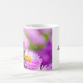Papillon de l'amiral rouge sur une fleur Mug (Centre)