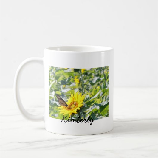 Papillon de monarque sur la tasse de café de (Gauche)