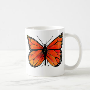Papillon de monarque sur la tasse de café/thé