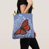 Papillon de monarque sur le sac fourre-tout à (De près)