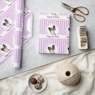 Papillon Dog en Lavender Stripes Happy Birthday Cadeaupapier