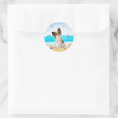 Papillon Dog op strand Ronde Sticker (Tas)