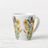 Papillon et Fleurs jaunes Latte Mug (Angle droit)