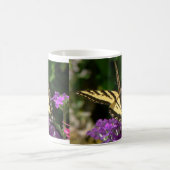 Papillon et tasse de fleurs (Centre)