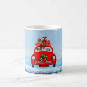 Papillon-hond in auto met kerstman koffiemok