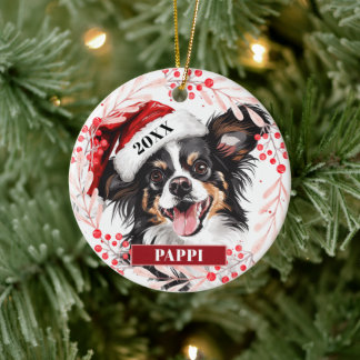 Papillon-hond in kerstmannenhoed Kerstbal aan een  Keramisch Ornament