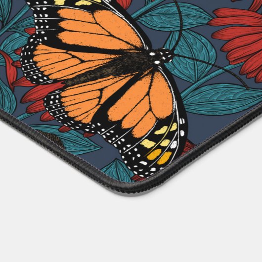 Papillon monarque sur des fleurs rouges (Coin)