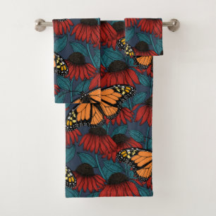 Papillon monarque sur des fleurs rouges