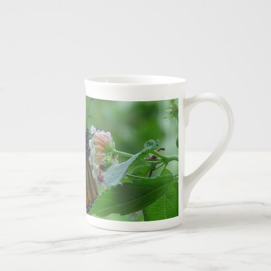 Papillon Monarque sur la Mug de Chine d'os de fleu (Droite)