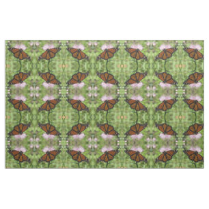 Papillon monarque sur tissu de chardon rose