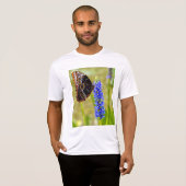 Papillon morpho bleu sur T-shirt orchidée marécage (Devant entier)