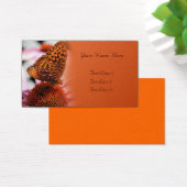 Papillon orange sur la nature fleurie (Bureau)