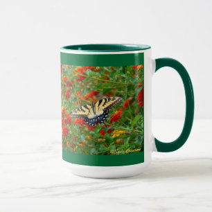 Papillon parmi des tasses de café de Lantana