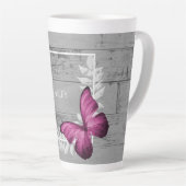 Papillon rose Rustique Latte Mug personnalisée (Angle droit)