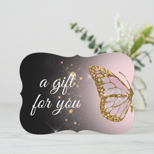 papillon rose sur carte cadeau arrière - plan noir (Debout devant)