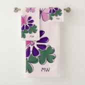 Papillon rose vert violet à fleurs Doodle Initiale (En situation)