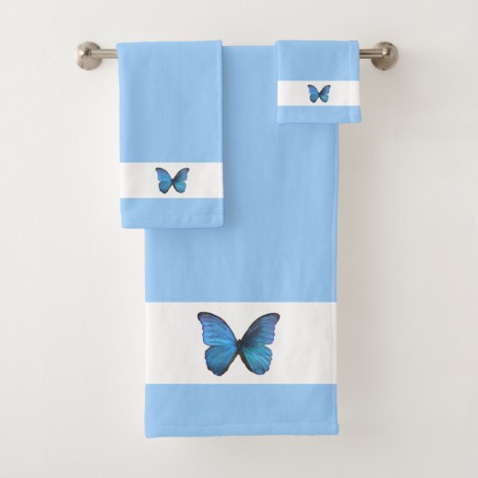 Papillon sur fond bleu clair et blanc (En situation)