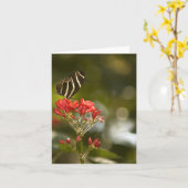 Papillon sur la carte vierge royale de note de (Fleur jaune)