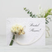 papillon sur le bouquet de fleurs invitation de do (Debout devant)