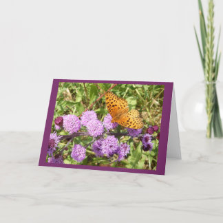 Papillon sur le carte pour notes en blanc de