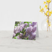 Papillon sur le carte pour notes lilas (Fleur jaune)