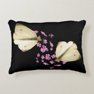 Papillon sur le coussin d'accent de fleurs