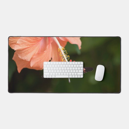 Papillon sur le mât de bureau à fleurs (Clavier et souris)