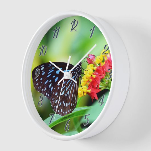 Papillon sur les fleurs Horloge murale (Angle)