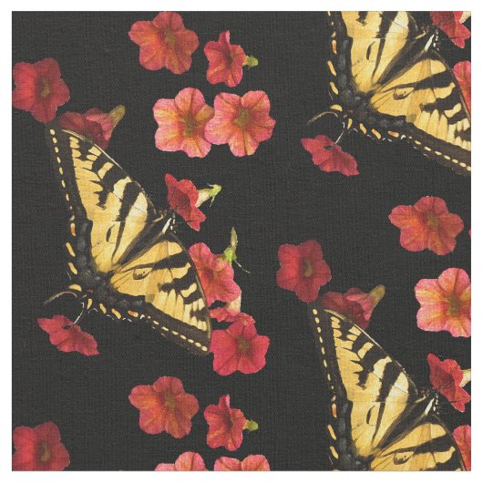 Papillon sur tissu de fleurs rouges (Fermer)