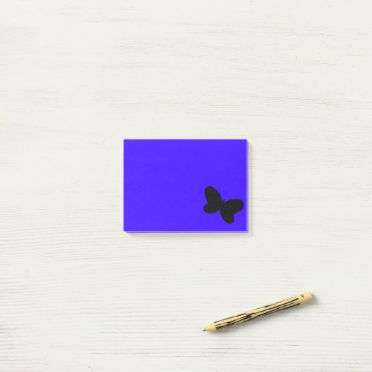 Papillon sur un Post-It bleu (Sur un bureau)