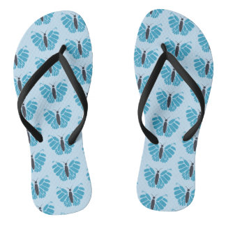 Papillons bleus sur des tongs bleu clair