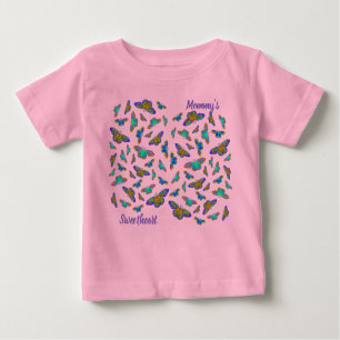Papillons colorés sur le rose bébé - T-shirt bébé