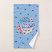 Papillons et fleurs Citation de mentalité positive (Serviette à main)