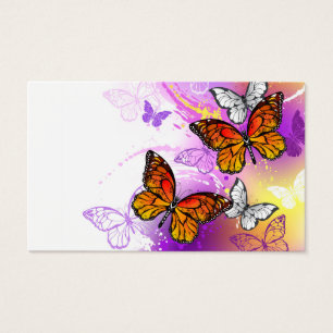 Papillons monarques sur fond violet