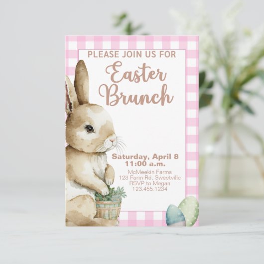 Pâques Brunch Invitation Rabbit Rose En vichy Plai (Debout devant)