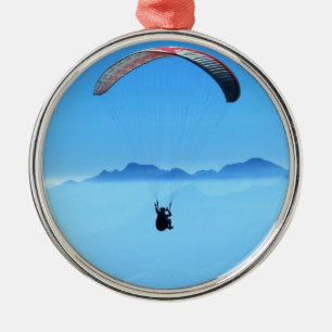 Paraglider op blauwe achtergrond met bergen metalen ornament