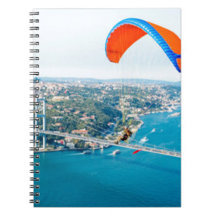 Paramotorpiloten vliegen over de Bosporus Notitieboek