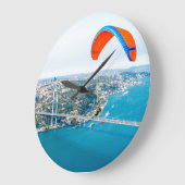 Paramotors piloten die over de Bosphorus vliegen Grote Klok (Hoek)