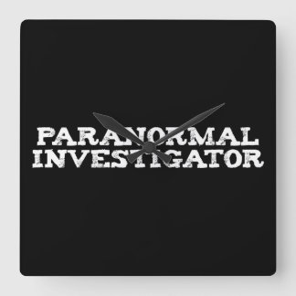 Paranormaal onderzoeker spookjacht vierkante klok