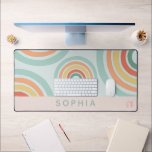 Paraphe arc-en-ciel de Boho rose mou<br><div class="desc">Ce mignon tapis de bureau en boho présente un design abstrait coloré avec des tons roses et bleus. Le mat moderne dispose également de l'espace pour ajouter un nom en bas,  et vos initiales en bas à droite.</div>