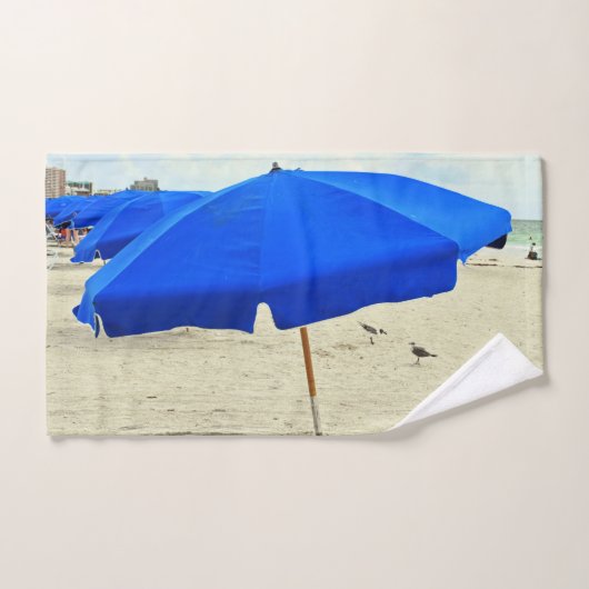 Parapluies de la plage bleue (Serviette à main)
