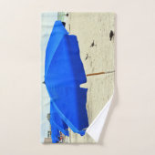 Parapluies de la plage bleue (Serviette à main)