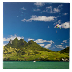 Parasailing binnen het zicht van indrukwekkende Le Tegeltje
