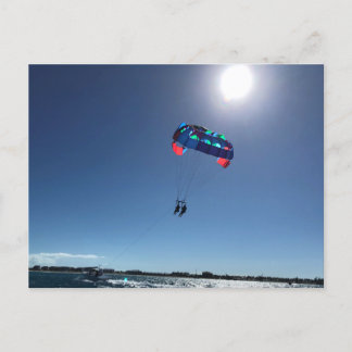 Parasailing op het strand feestdagenkaart