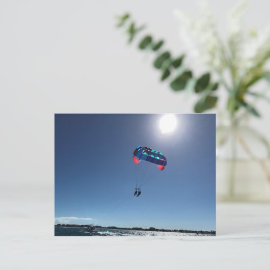 Parasailing op het strand feestdagenkaart (Staand voorkant)