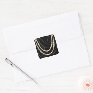 Parelketting op Zwarte Zijde Vierkante Sticker