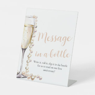 Parels en Prosecco Bericht In Een Fles Teken Spel Reclamebord Met Voetstuk