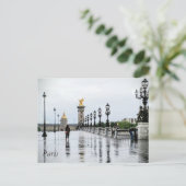 Paris sous la pluie Carte postale (Debout devant)